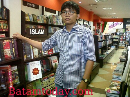 Kepala Perwakilan Gema Insani Press Pekan Baru, Amru Hidayat Saat Memperlihatkan Jenis-jenis Buku Produksi GIP_1421478599889_o.jpg